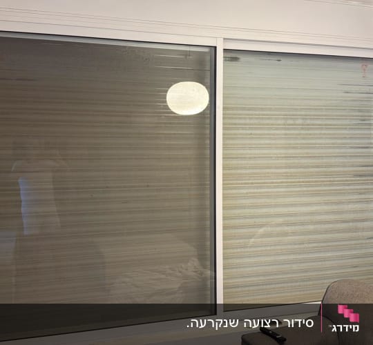 חלון עם תריסים סגורים בסלון ביתי